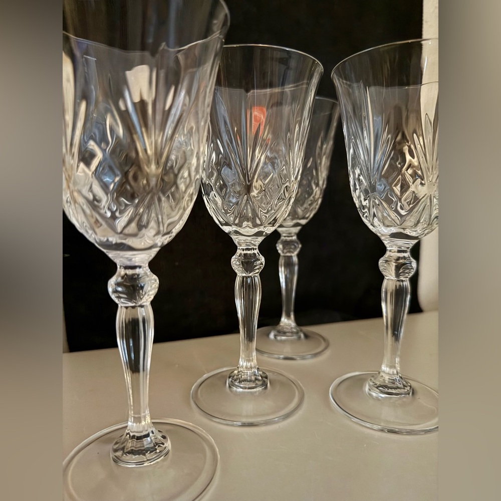 NWTs 4 RCR Crystal Melodia Cristalleria Italiana wine glasses.